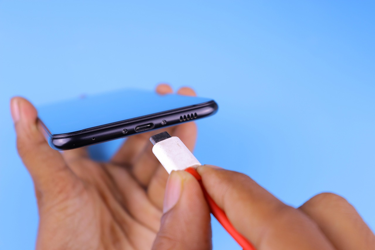 Smartphone moderni con ricarica veloce, evidenziando la percentuale di carica raggiunta in pochi minuti.