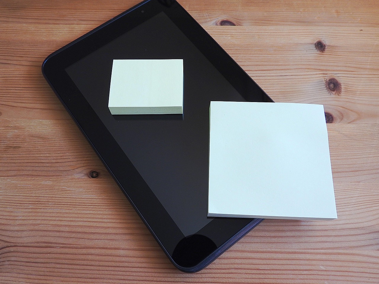 Immagine di un utente che interagisce con un touch screen, mostrando gesti per migliorare le prestazioni.