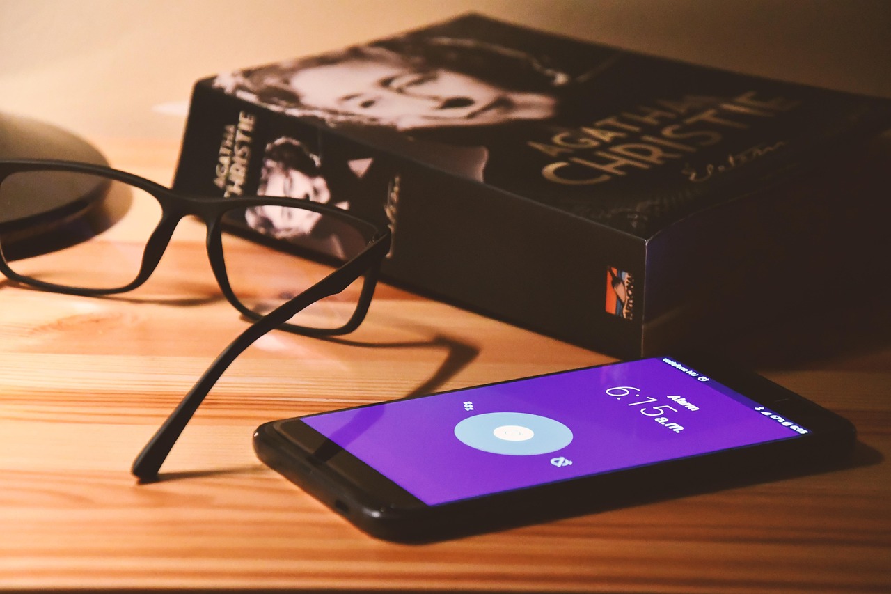 Immagine di uno smartphone che mostra un'app di meditazione con un ambiente rilassante sullo sfondo.