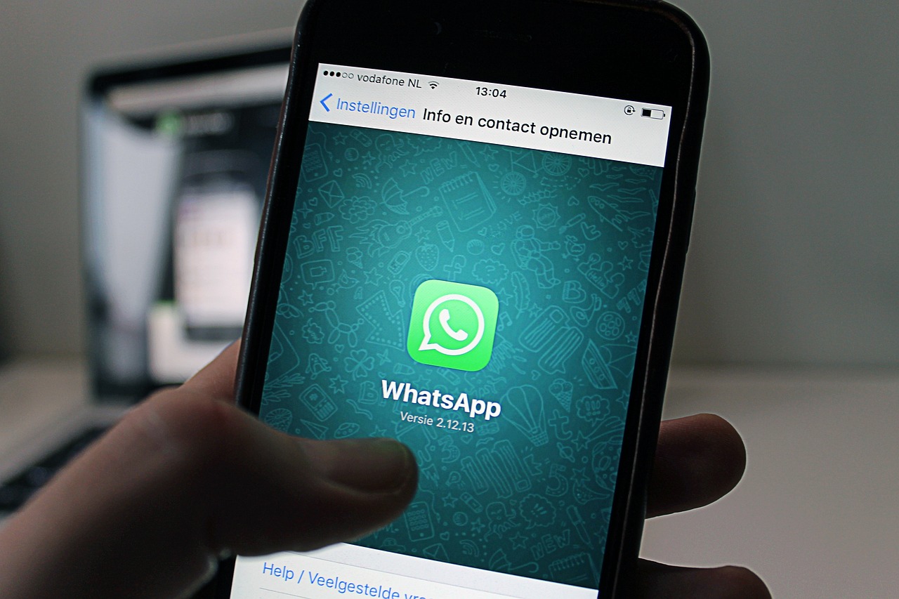 Smartphone Android con schermata WhatsApp e notifiche disattivate, suggerimenti per ripristinarle.
