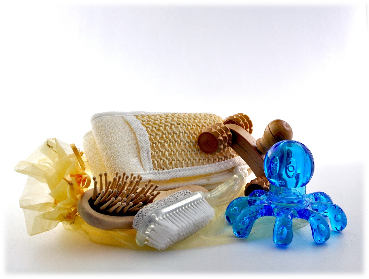 Pocket Massager in azione su una spalla, evidenziando il comfort e il rilassamento.