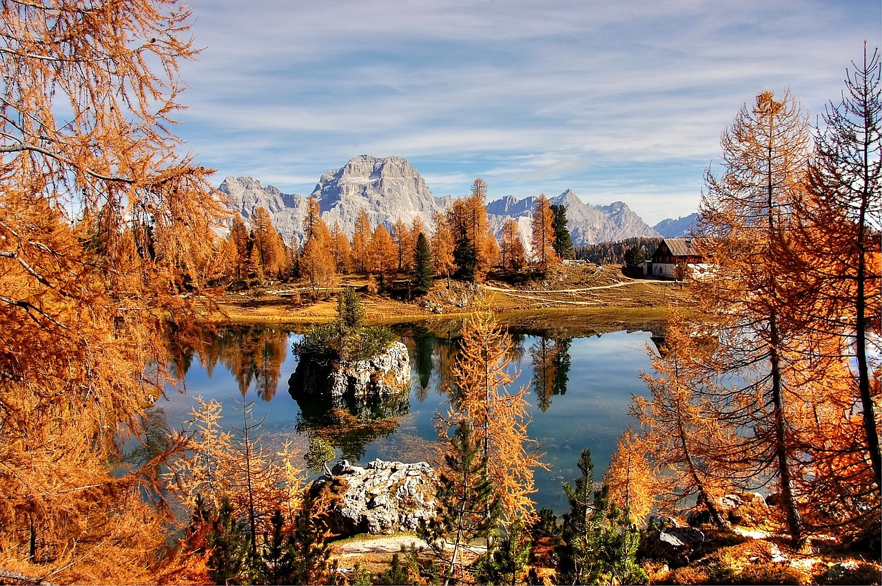 Borghi italiani immersi nel foliage autunnale, con colori caldi e paesaggi suggestivi.
