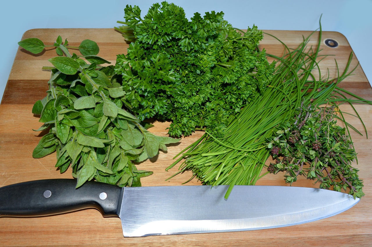 Erbe aromatiche fresche coltivate in vaso, pronte per l'uso in cucina.