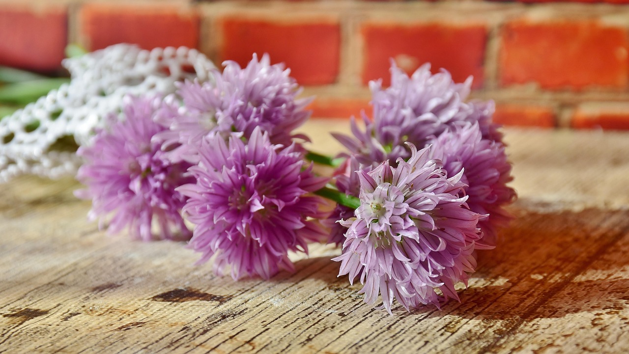 Fiori commestibili colorati su un tavolo, pronti per essere utilizzati in cucina.