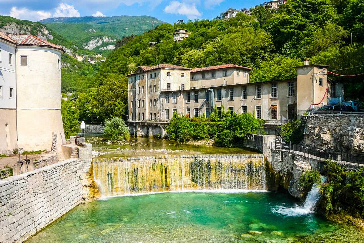 Panorama di una gita nei luoghi vicino a Milano, con natura e città storiche.