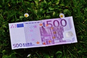 Hai una banconota da 500 euro? Ecco cosa puoi farci davvero
