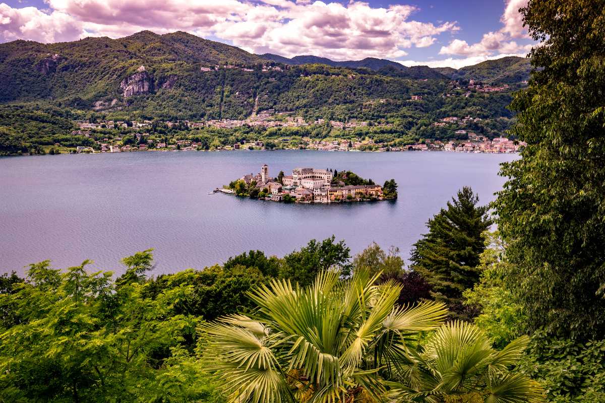 Vista panoramica di uno dei laghi più belli d'Italia, circondato da montagne e natura incontaminata.