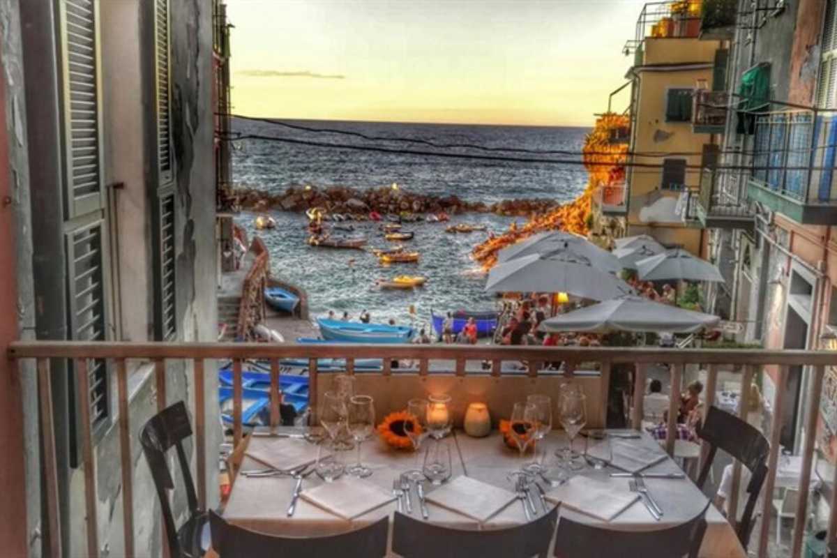Ristorante con vista mare in Italia, tavoli all'aperto e panorama mozzafiato sul mare.