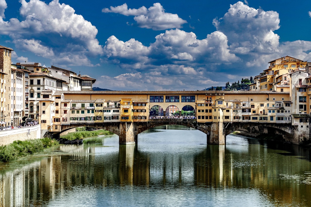 Panorama di un ponte storico in Italia, immerso in un paesaggio incantevole e suggestivo.