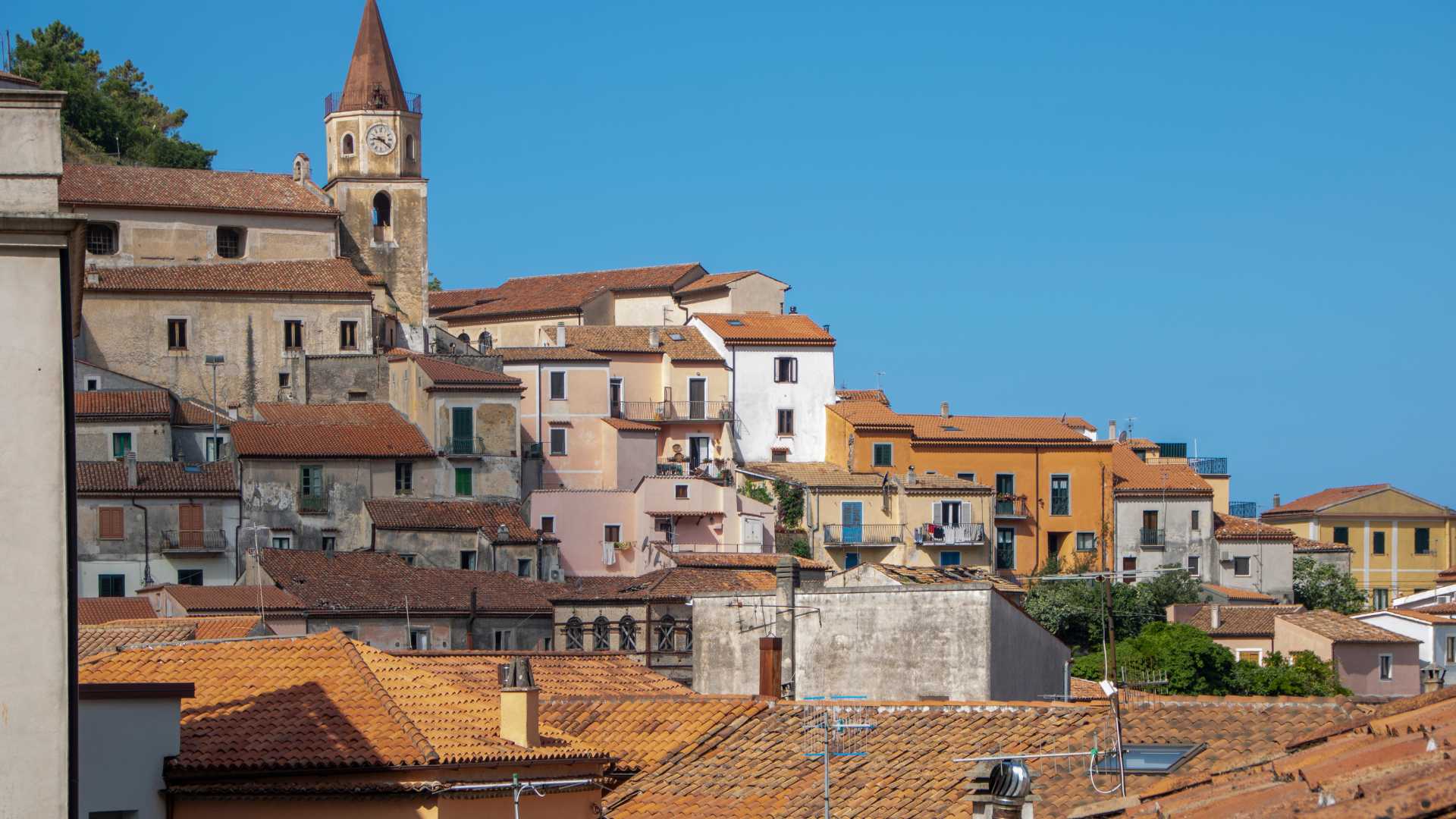 Borgo italiano con case in vendita a 1 euro, vista panoramica delle strade e delle abitazioni.