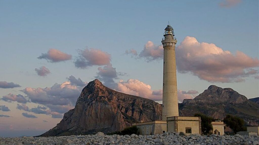 Il faro raggiungibile solo a piedi: ecco il trekking più bello d’Italia
