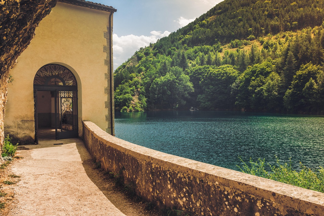 Lago segreto in Piemonte, circondato da foreste e montagne, con acque cristalline e atmosfera fiabesca.