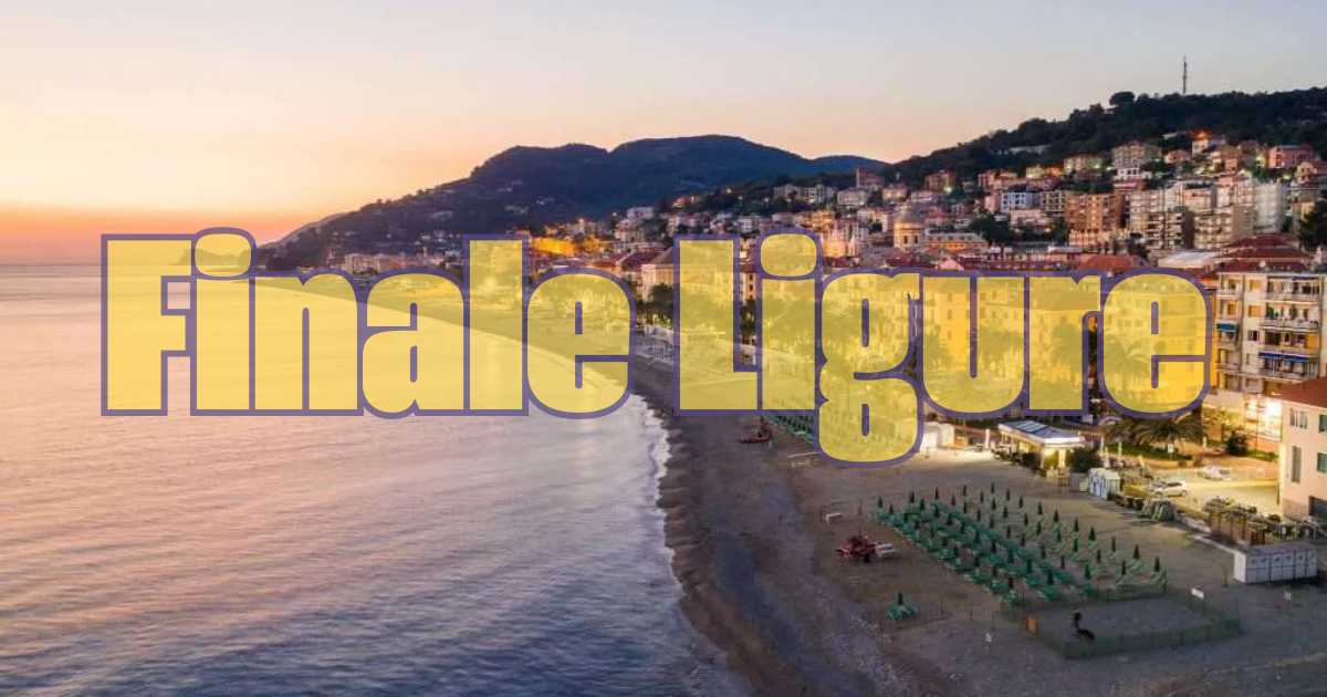 Paesaggio di un incantevole villaggio ligure affollato da turisti in visita.