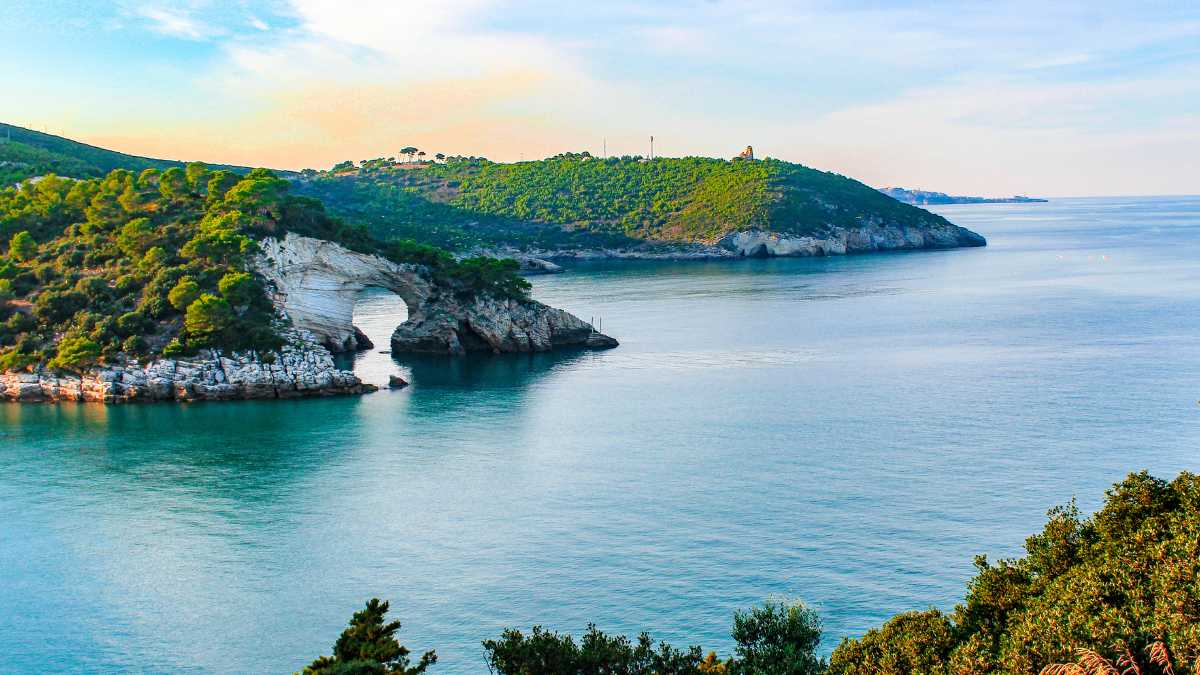 Vista panoramica delle Isole Tremiti con acque cristalline e scogliere mozzafiato.