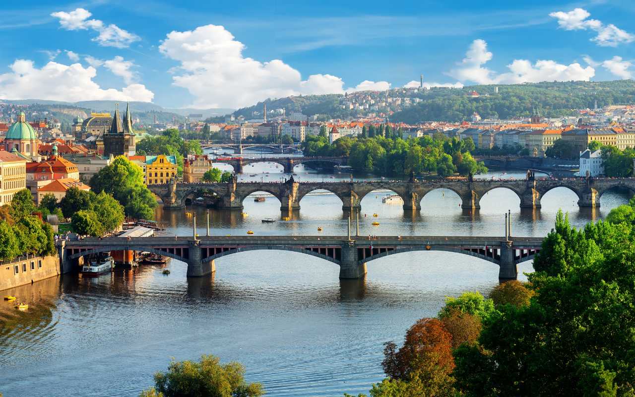 Panorama di un ponte affollato con persone in visita, simbolo delle mete del 2026.