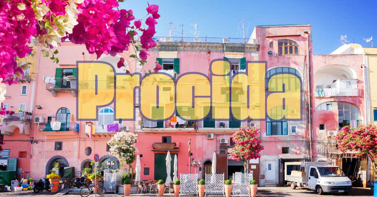 Vista panoramica di Procida in primavera, con fiori colorati e mare blu che evidenziano la bellezza dell'isola.