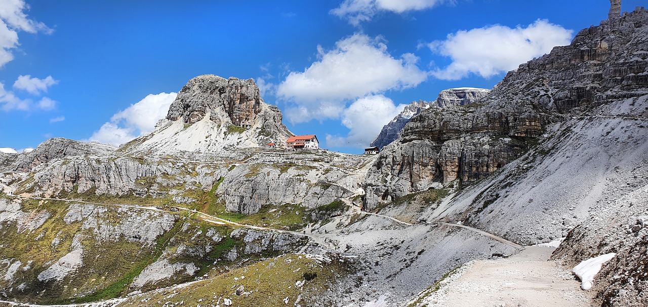 Sentiero dolomitico mozzafiato con paesaggi surreali e montagne imponenti, simile a un altro pianeta.