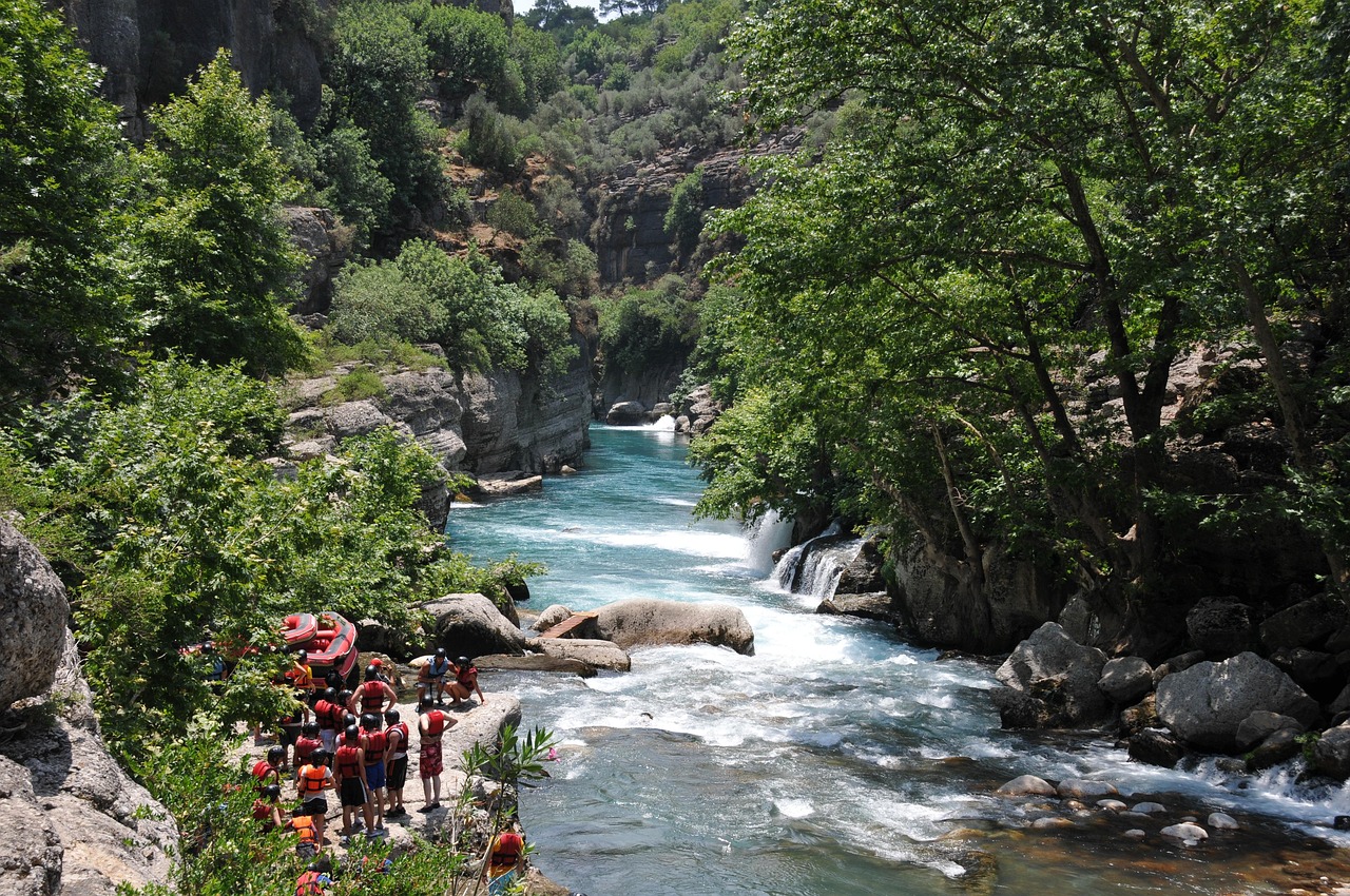 Rafting su un fiume italiano, con persone che attraversano rapide e paesaggi naturali mozzafiato.
