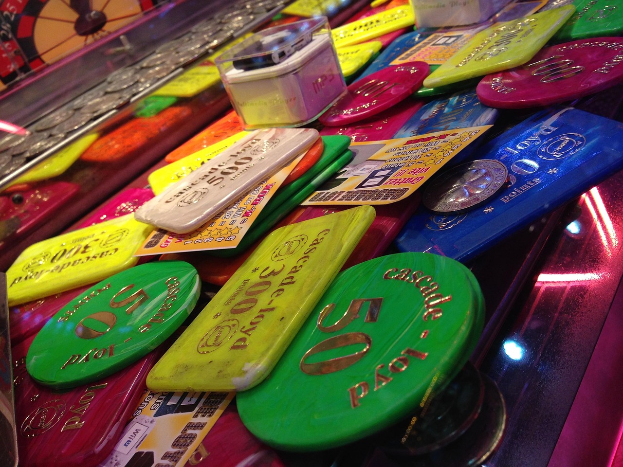 Vincitore del Gratta e Vinci mostra il biglietto vincente e la somma milionaria vinta.