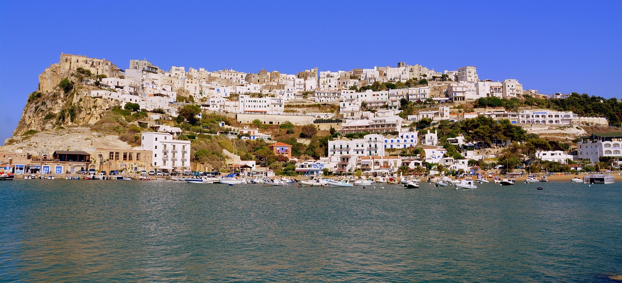 Vista panoramica di Ponza, isola da visitare prima di giugno, con acque cristalline e scogliere.